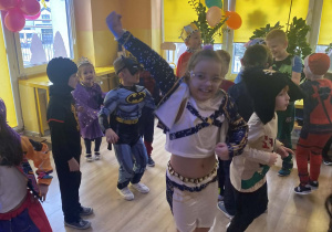 Dzieci tańczą na balu