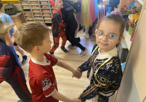 Dzieci tańczą na balu