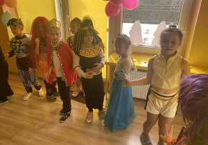 Dzieci tańczą na balu