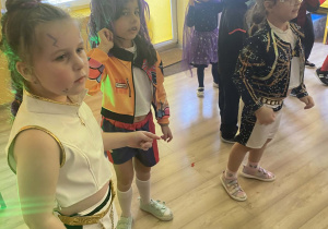 Dzieci tańczą na balu