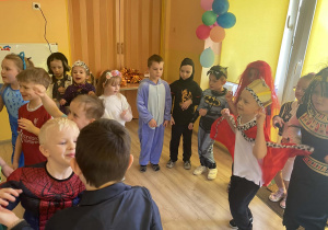 Dzieci tańczą na balu