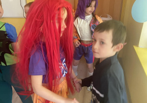 Dzieci tańczą na balu