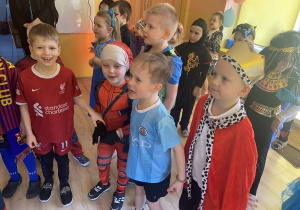 Dzieci tańczą na balu