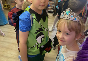 Dzieci tańczą na balu