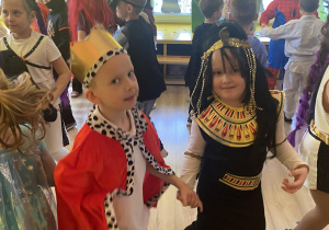 Dzieci tańczą na balu