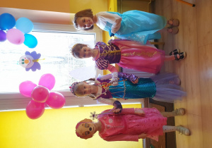 Dzieci prezentują swoje stroje.