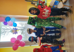 Dzieci prezentują swoje stroje.