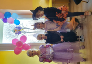 Dzieci prezentują swoje stroje.