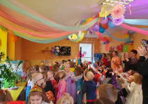 Tańce podczas balu karnawałowego.