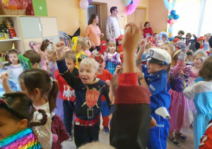 Zabawy podczas balu karnawałowego.