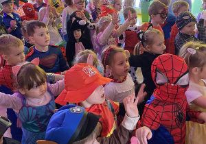 Tańce podczas balu karnawałowego.