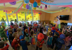 Tańce integracyjne na balu karnawałowym.