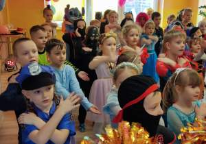 Zabawy integracyjne w kole.