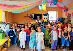 Wspólne zdjęcie z ogromną maskotką Kaczora Donalda.