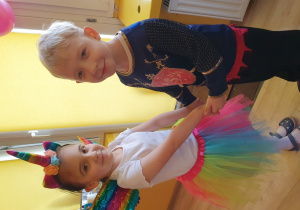 Dzieci tańczą w parach.