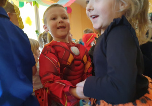 Wspólne tańce karnawałowe.