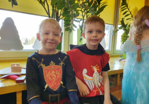 Chłopcy w strojach rycerzy.