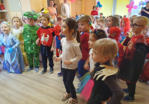 Wspólny taniec karnawałowy.