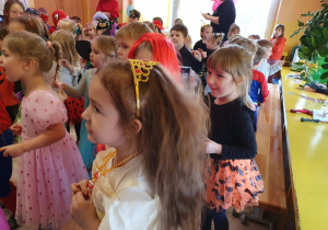 Wspólny taniec karnawałowy.