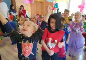 Wspólny taniec karnawałowy.