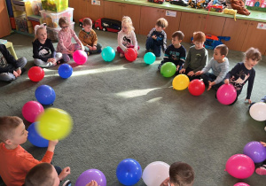 Dzieci w kole z balonami.