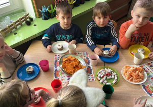 Dzieci przy stole urodzinowym.