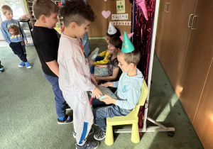 Dzieci składają życzenia.