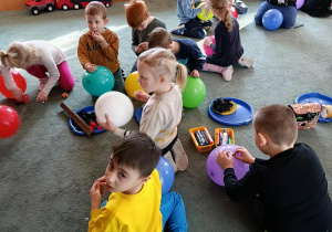 Balonowe czarownice- kreatywna zabawa plastyczna.