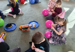 Balonowe czarownice- kreatywna zabawa plastyczna.