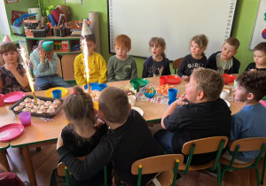 Dmuchanie świeczek.