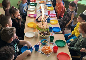 Urodzinowy stół z babeczkami.