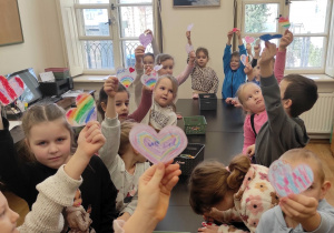 Dzieci prezentują swoje serduszka