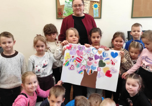 Dzieci prezentują swoją pracę