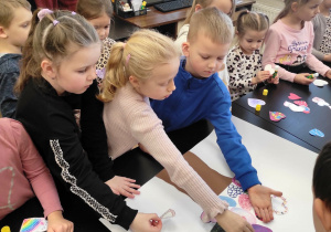 Dzieci tworzą wspólną pracę