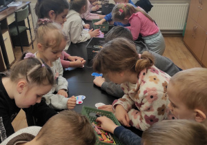 Dzieci kolorują serduszka