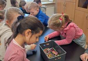 Dzieci kolorują serduszka