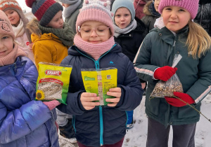 Dziewczynki trzymają torebki z ziarnem