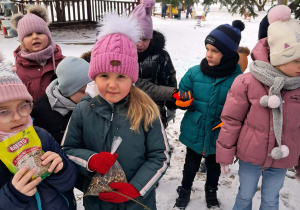 Dziewczynki trzymają torebki z ziarnem