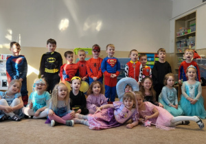 Wszyscy bawią się wspaniale, jak co roku w karnawale.