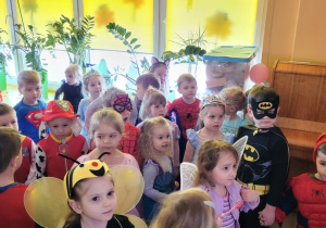 Wszyscy bawią się wspaniale, jak co roku w karnawale.