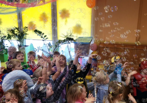 Wszyscy bawią się wspaniale, jak co roku w karnawale.