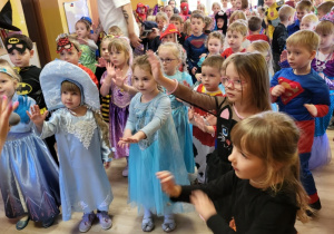 Wszyscy bawią się wspaniale, jak co roku w karnawale.