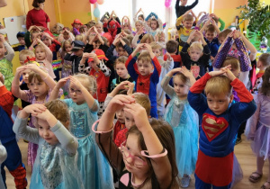 Wszyscy bawią się wspaniale, jak co roku w karnawale.