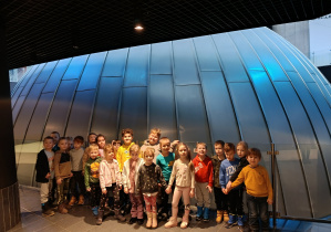 Dzieci przed kopułą.