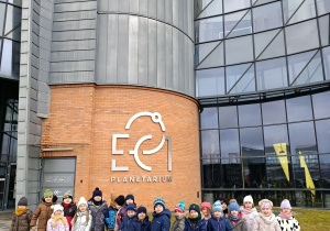 Dzieci przed budynkiem Planeterium.