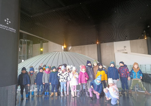 Dzieci w holu Planetarium.