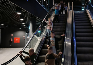 Dzieci na ruchomych schodach.