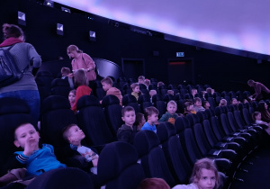 Dzieci na widowni przed pokazem.