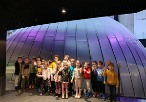 Dzieci przed kopułą.