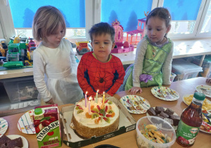 Dzieci świętują urodziny